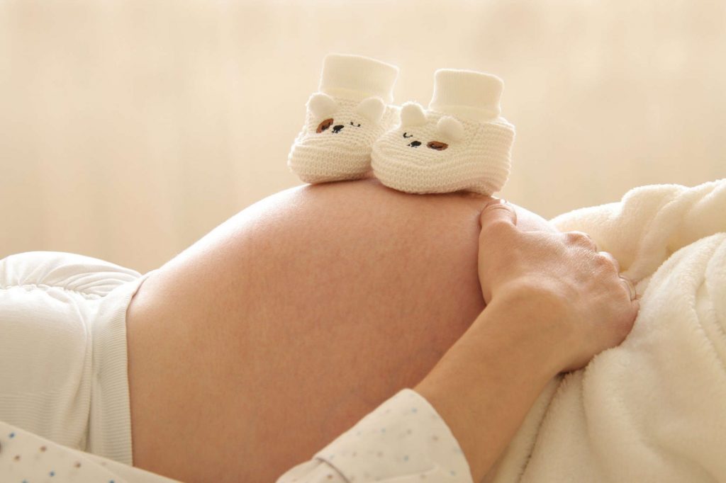Schwangere Frau mit Baby Schüchen
