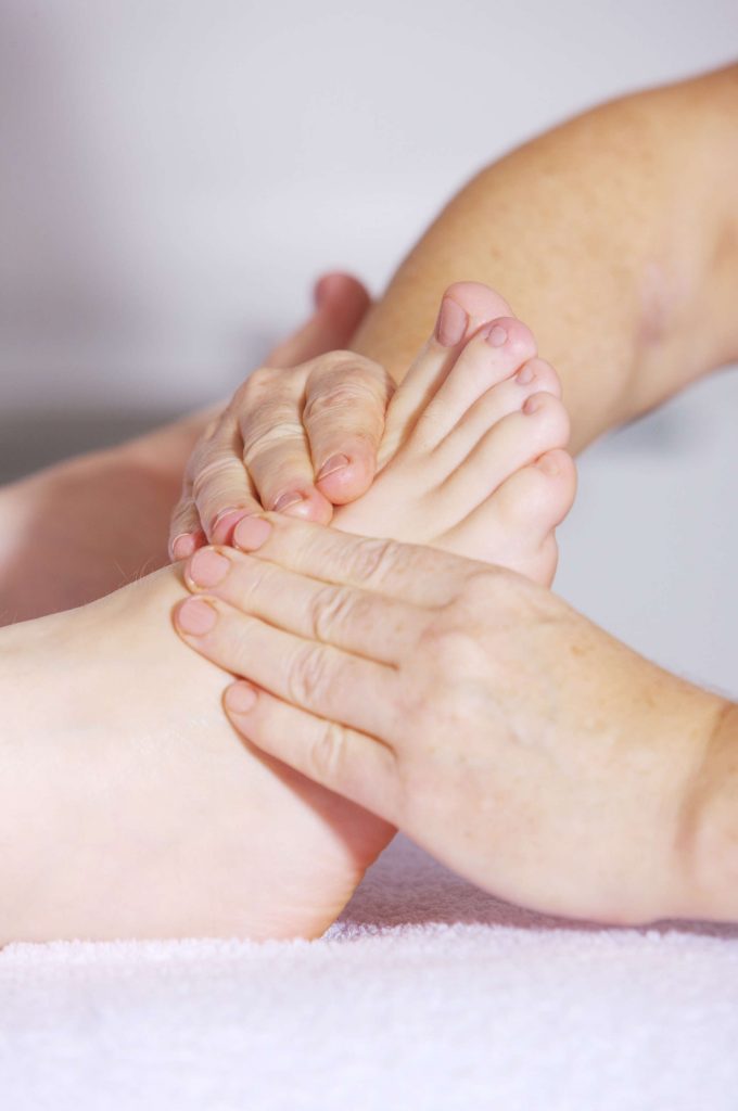 Fußreflexzonen Massage schwangere Frau um Geburt natürlich einzuleiten