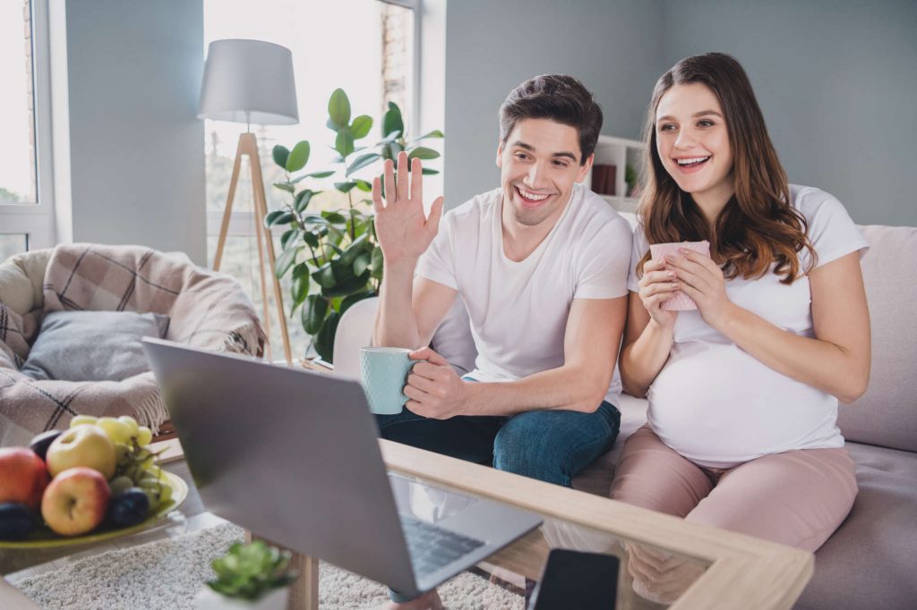 Hypnobirthing Online Kurs Paar mit schwangeren Frau und Papa